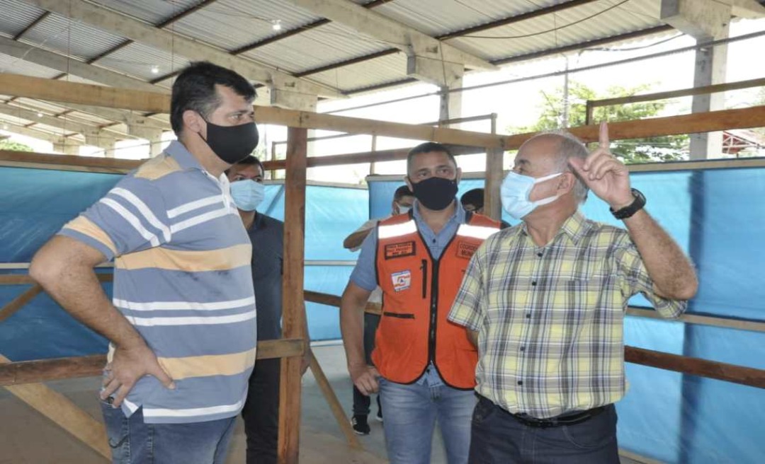 Tião Bocalom faz visita técnica aos abrigos que são construídos no Parque de Exposições